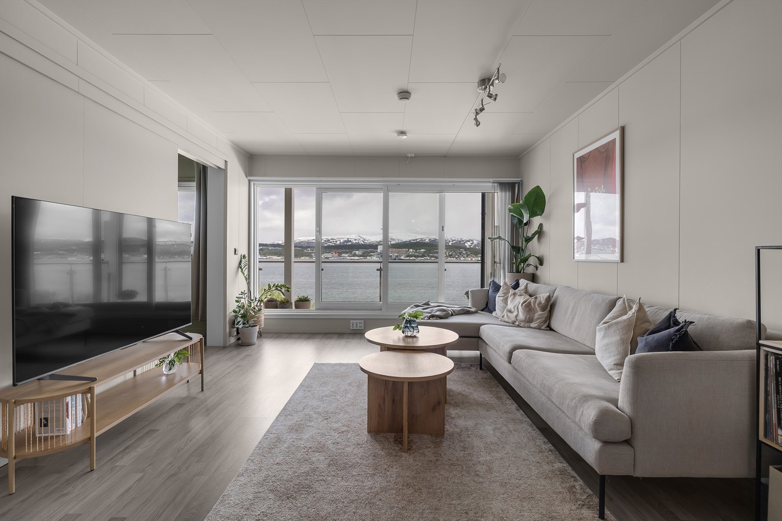 Store vindusflater slipper inn godt med naturlig lys Galleribilde
