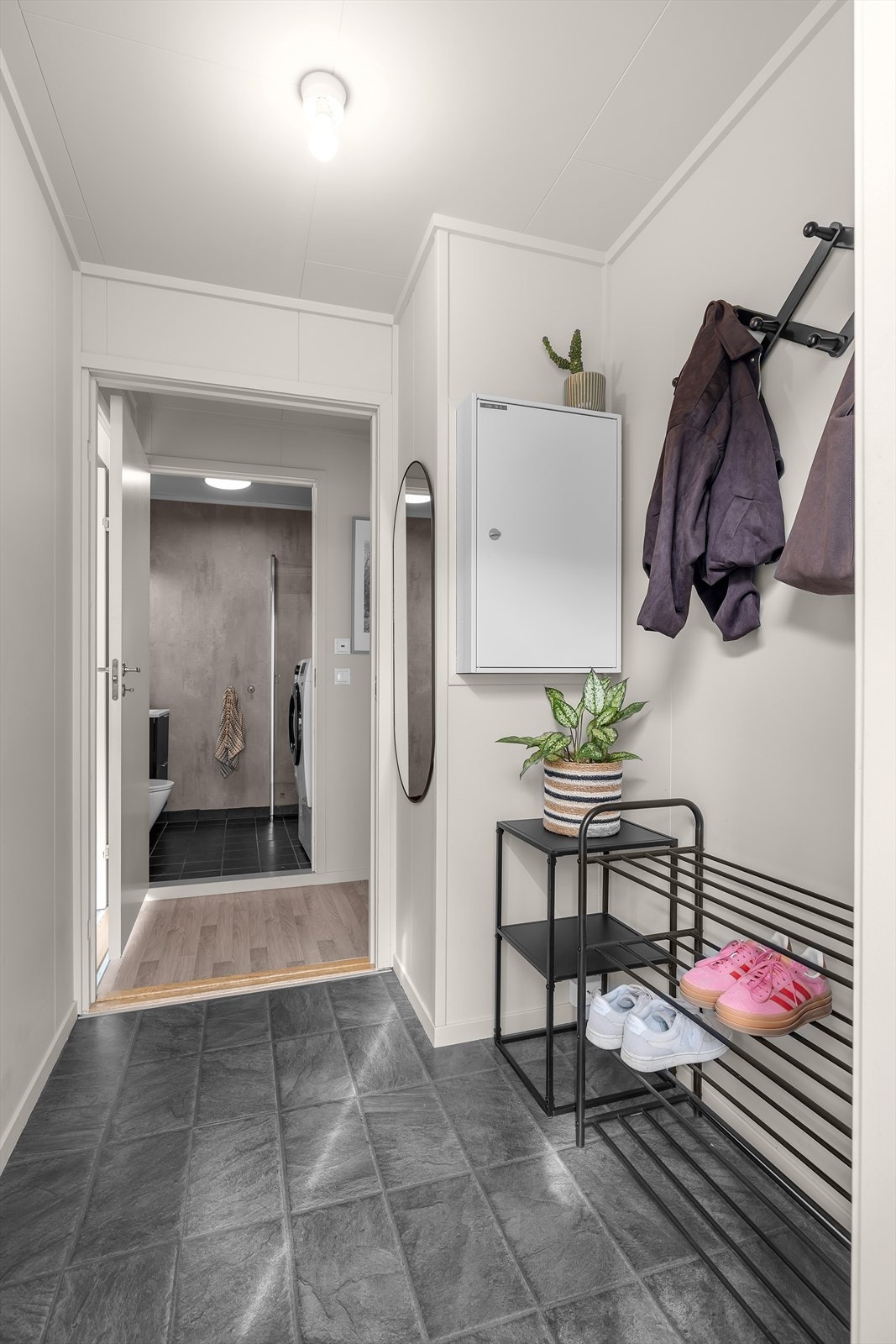 Entre med plass til oppbevaring Galleribilde