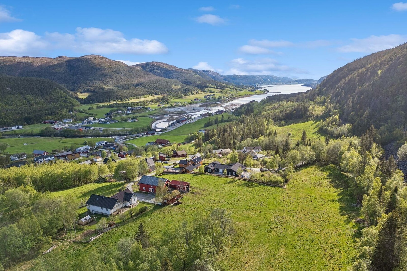 Med et samlet areal på hele 133 dekar fordelt over tre teiger ligger forholdene godt til rette for både hobbydrift, dyrehold, rekreasjon og friluftsliv. Galleribilde