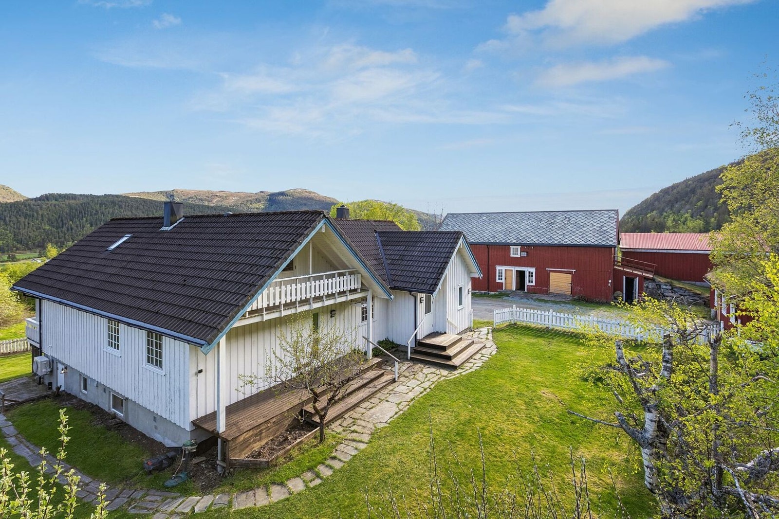 Eiendommen ligger idyllisk til omgitt av vakker natur, med gode solforhold og rikelig med plass både ute og inne. Galleribilde