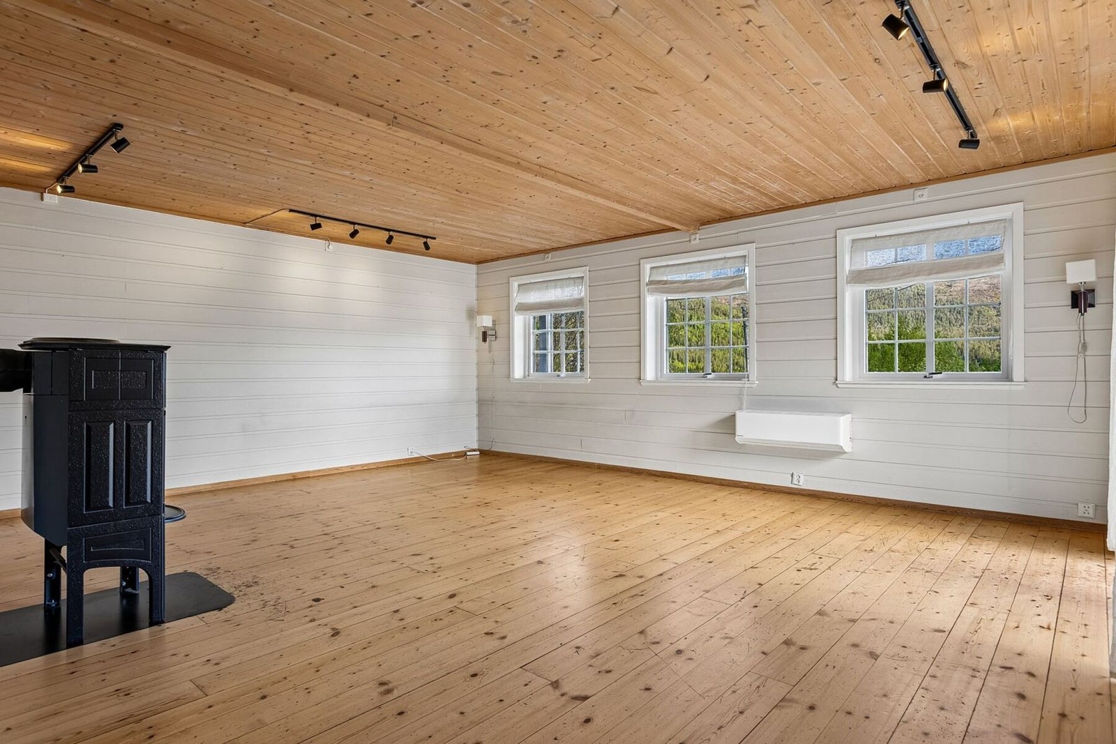 Stuens romslige utforming gir gode møbleringsmuligheter, mens store vindusflater sørger for rikelig med naturlig lys og en lys og luftig atmosfære. Galleribilde