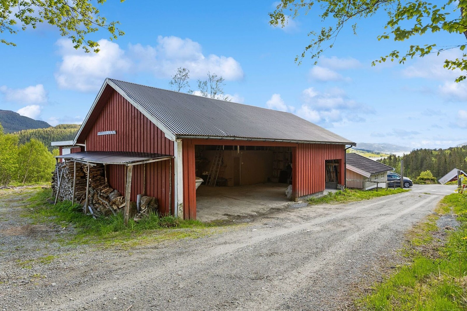 Stor garasje med montert elbil-lader og gode oppbevaringsmuligheter. Galleribilde