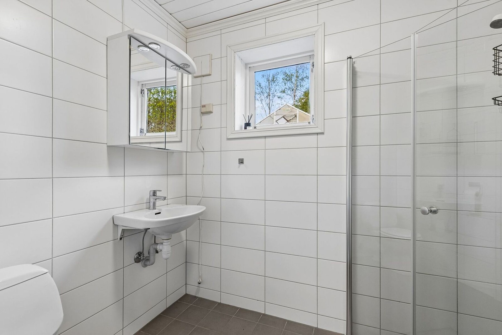 Her får du et romslig baderom på hele 8 kvadratmeter med god plass til ønsket baderomsinnredning. Galleribilde