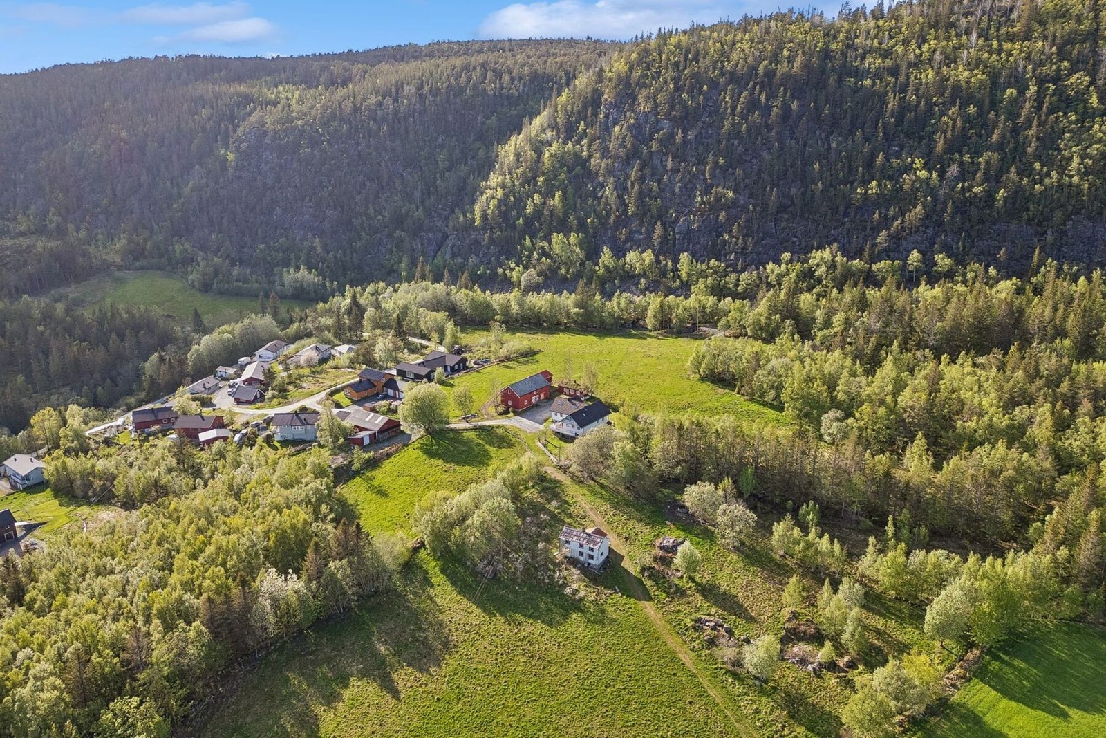 I tillegg til bolighuset disponerer eiendommen en romslig fjøsbygning, garasje, vedskjul, redskapslager og ikke mindre enn tre badstuer som bidrar til å skape en helt spesiell eiendom. Galleribilde