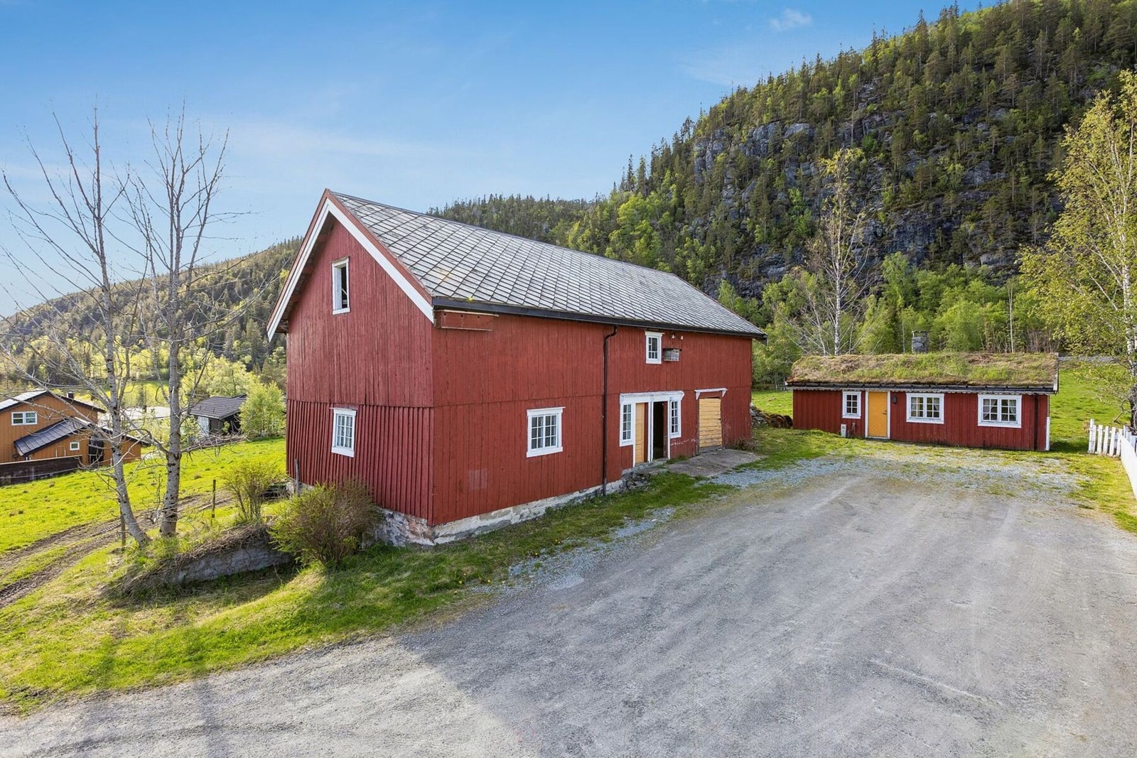 Det sjarmerende og innholdsrike gårdstunet omfatter en stor fjøsbygning og flere uthus som gir gode anvendelsesmuligheter. Galleribilde