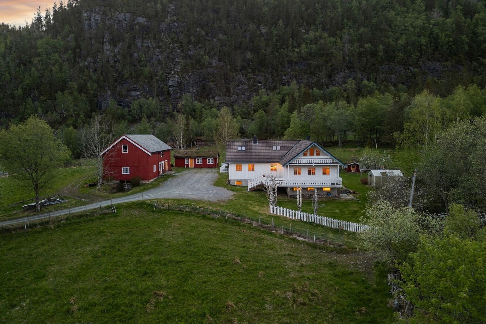 En fantastisk, innholdsrik og romslig landbrukseiendom i naturskjønne omgivelser med flotte rekreasjonsmuligheter rett utenfor døren. Galleribilde