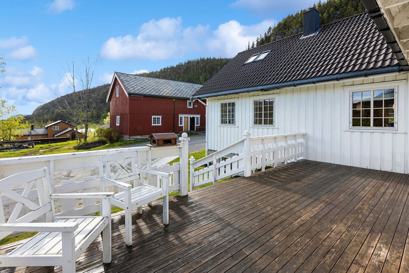 Stor og solrik terrasse på hele 32 kvadratmeter med god plass til utemøbler og hyggelige sammenkomster i landlige omgivelser. Galleribilde