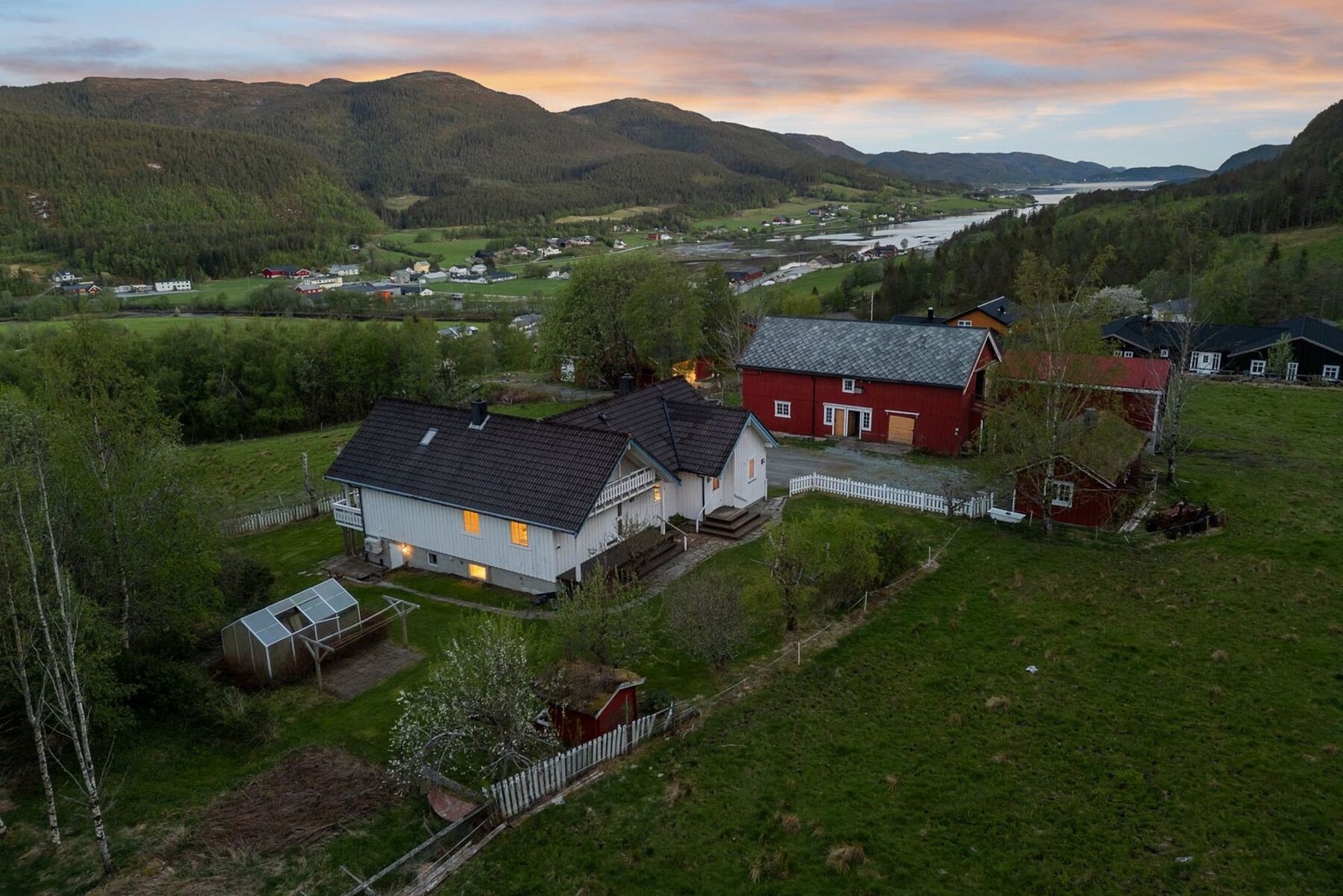 Her bor du helt på toppen av et boligfelt, med kort avstand til dagligvarebutikk, skole, barnehage og øvrige servicetilbud. Beliggenheten kombinerer landlig idyll med en praktisk hverdag. Galleribilde