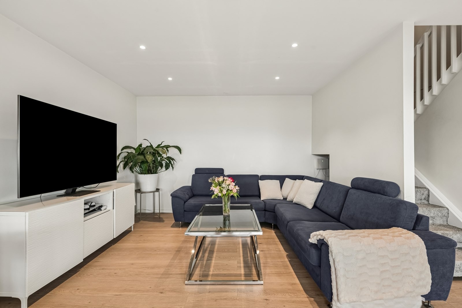 Himlingen har downlights, og veggene er sparklet og malt. Galleribilde