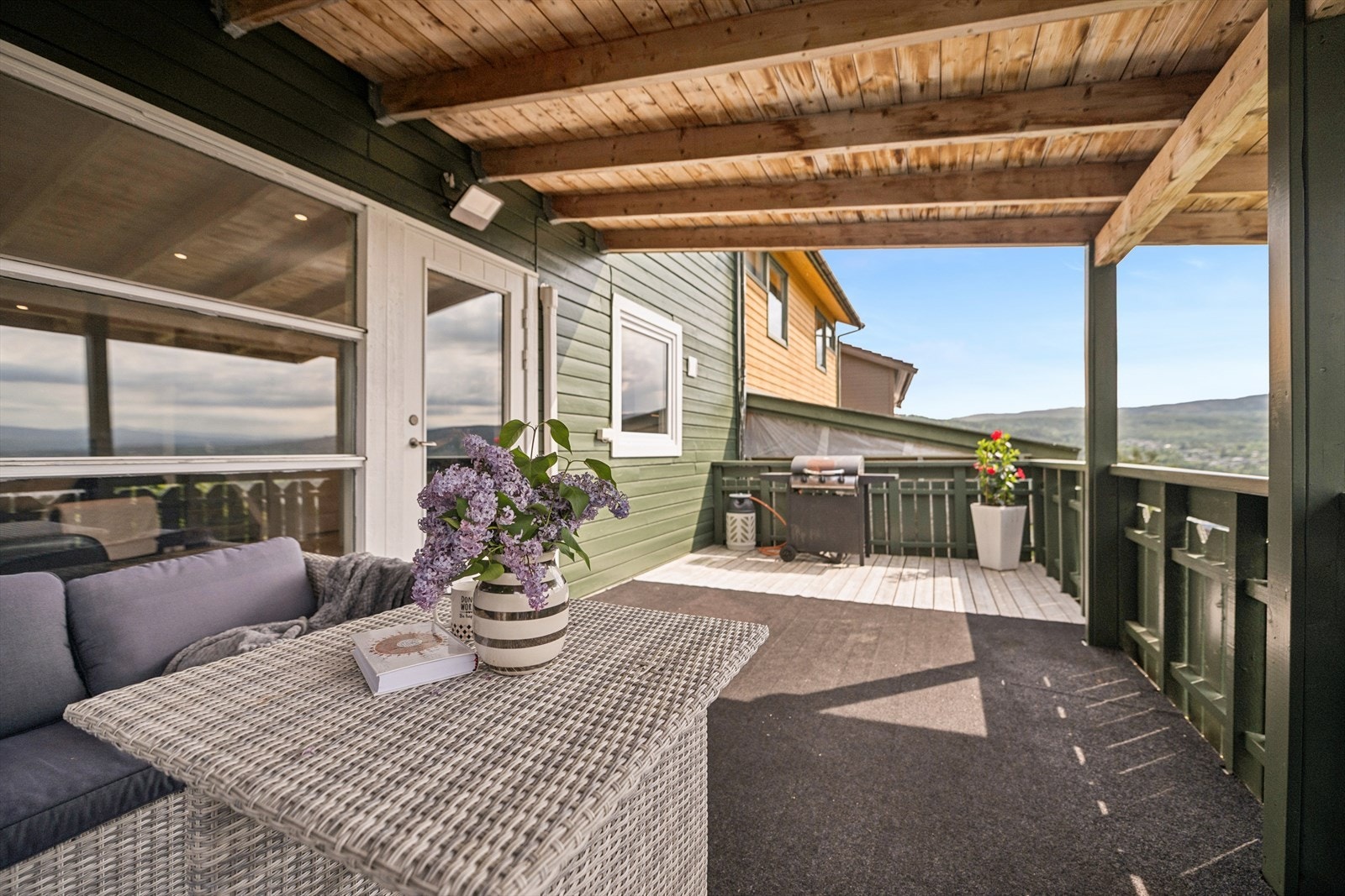 Den romslige og delvis overbygde terrassen har god plass til en sittegruppe. Galleribilde