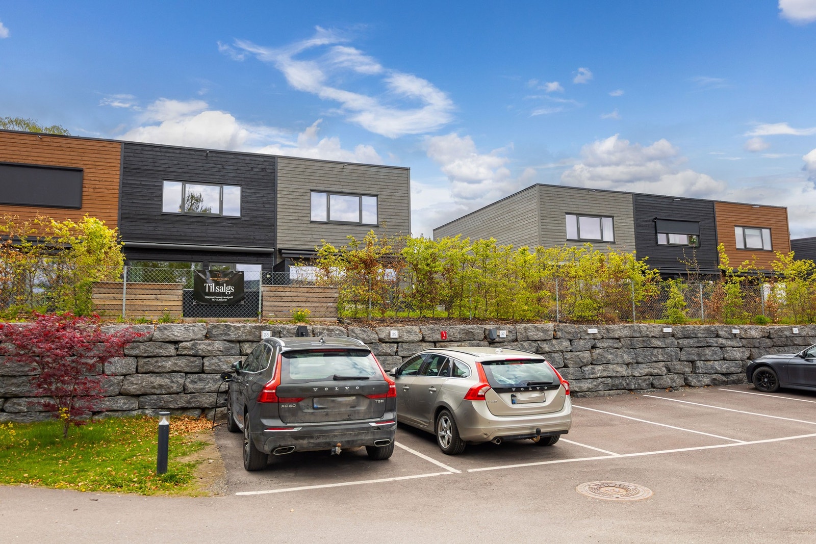 Det er parkeringsplass med opplegg for elbil lader. Galleribilde