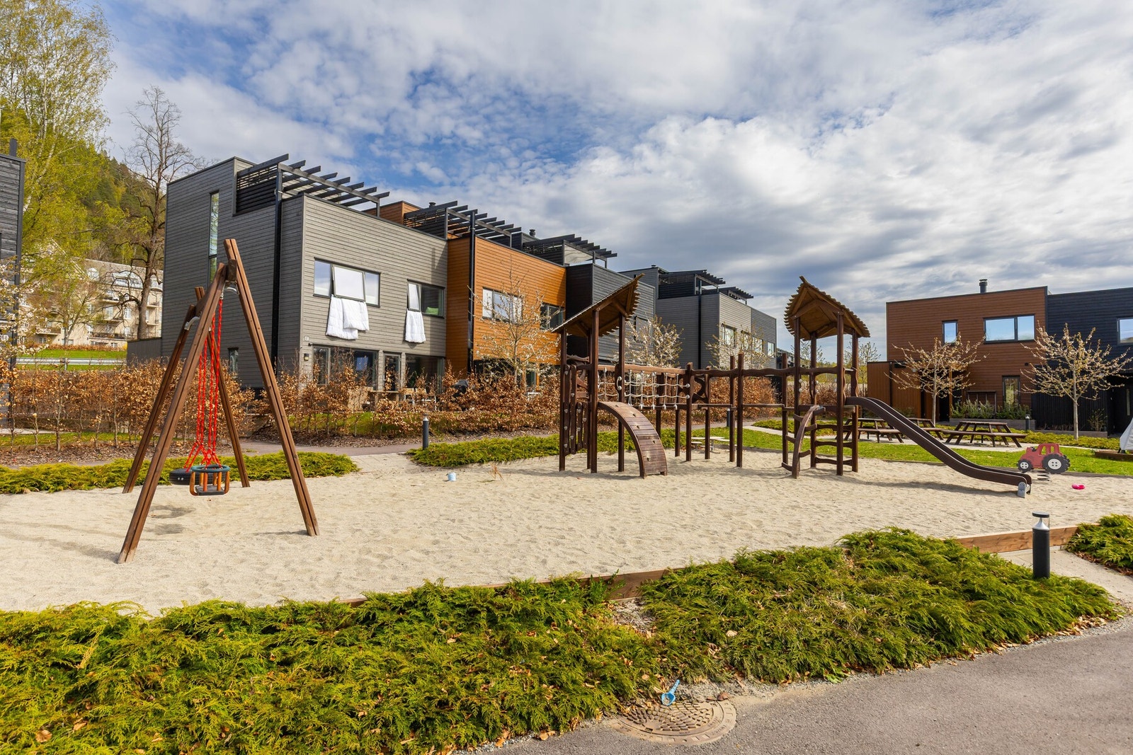 Lekeplass for de yngste rett utenfor boligen. Galleribilde