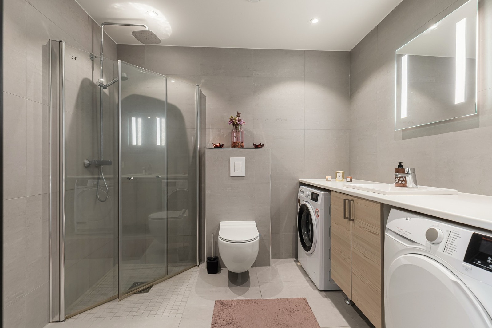 Badet er praktisk plassert ved soverommene i andre etasje, og i første etasje har boligen et ekstra wc-rom. Galleribilde