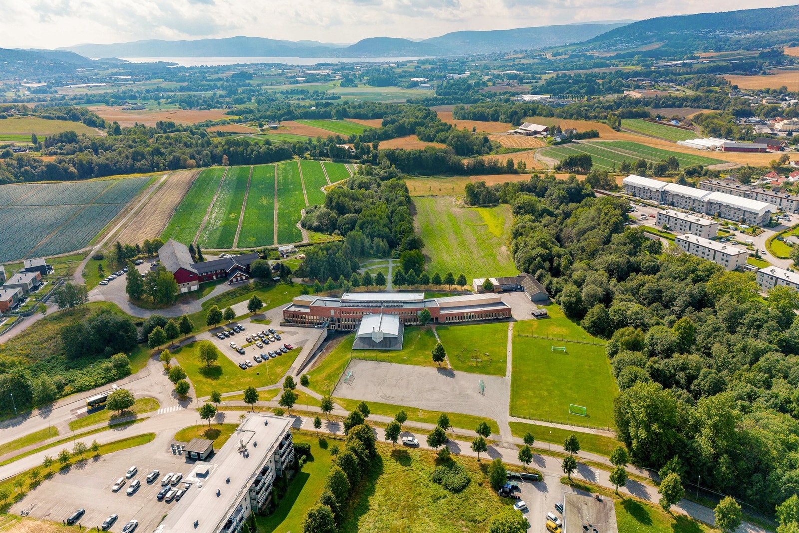 Lierbyen skole ligger 450 meter fra boligen. Galleribilde