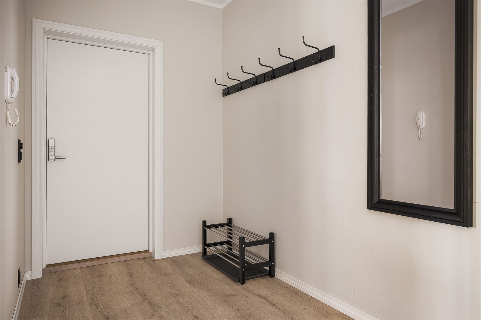Entréen er praktisk utformet med god plass til oppheng av yttertøy og oppbevaring av sko. Galleribilde