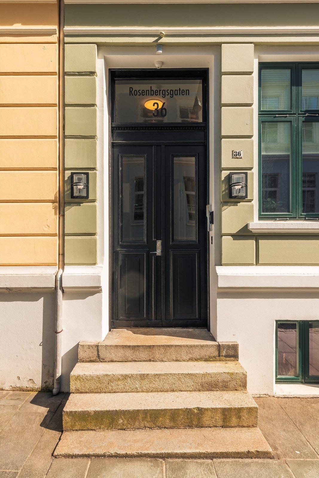 Staselig inngangsparti som harmonerer fint med byggets klassiske uttrykk. Her ønskes man velkommen inn i en sjarmerende bygård med historisk preg og moderne standard. Galleribilde