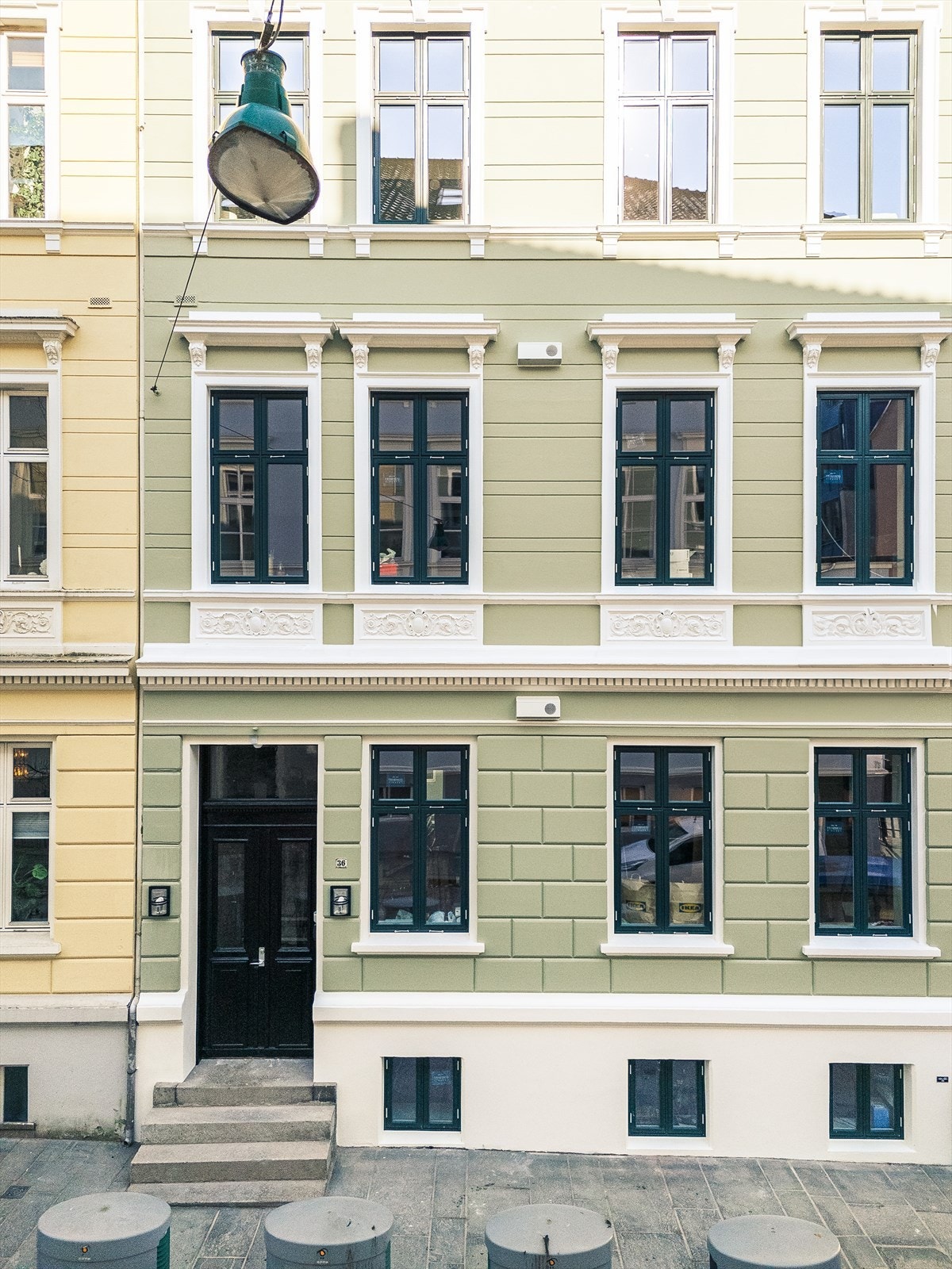 Flott nyrenovert (2024/2025) bygårdsfasade. Galleribilde