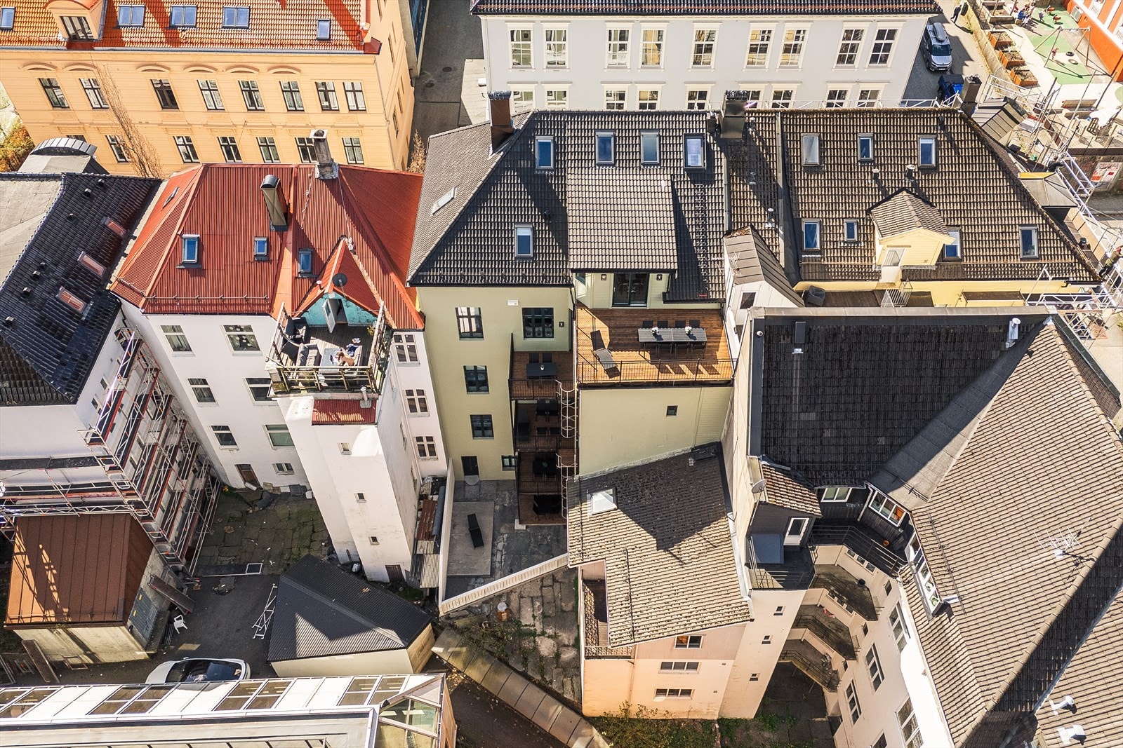 Bygningen har fått nye vinduer og ytterdører under renoveringen i 2024/2025. Galleribilde