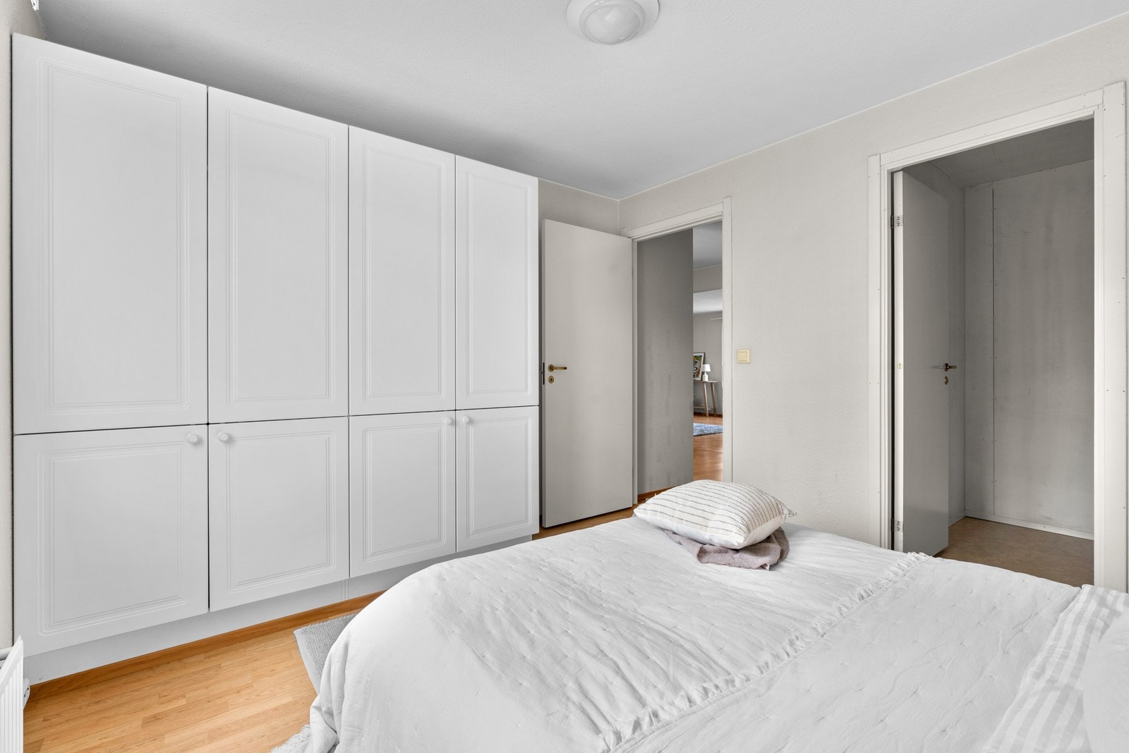 Romslig soverom med walk-in garderobe Galleribilde