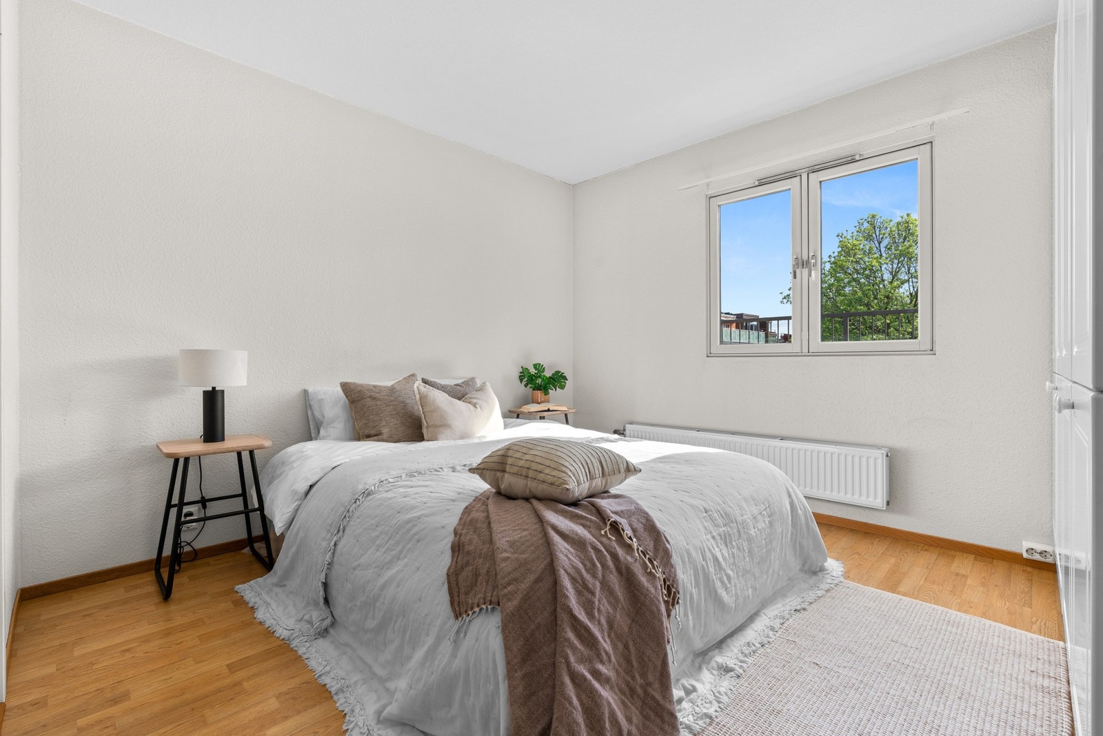 Romslig soverom med walk-in garderobe Galleribilde