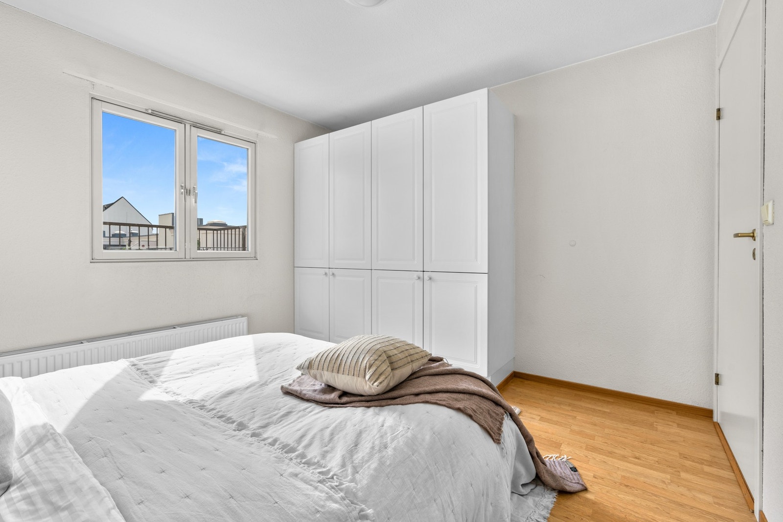 Romslig soverom med walk-in garderobe Galleribilde