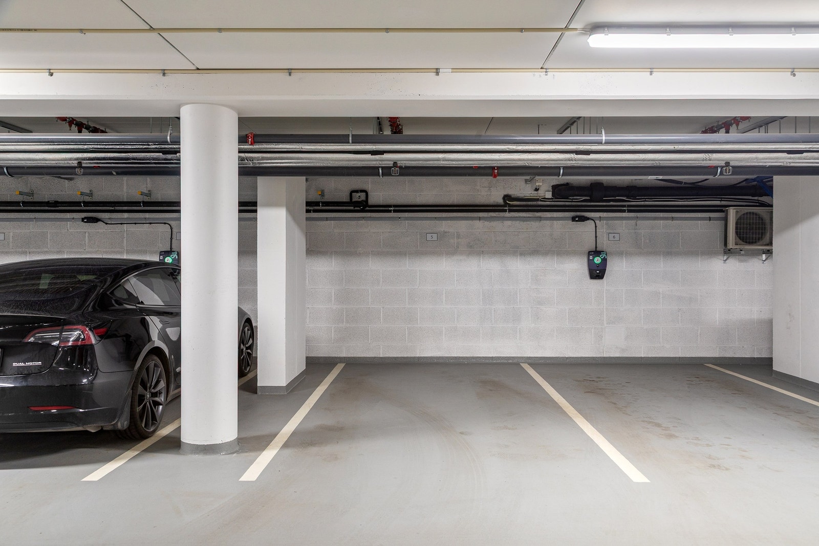 Innvendig parkering, med mulighet for elbil-lading. Plassen kan kjøpes mot tillegg i prisen. Se pkt. parkering i salgsoppgaven Galleribilde