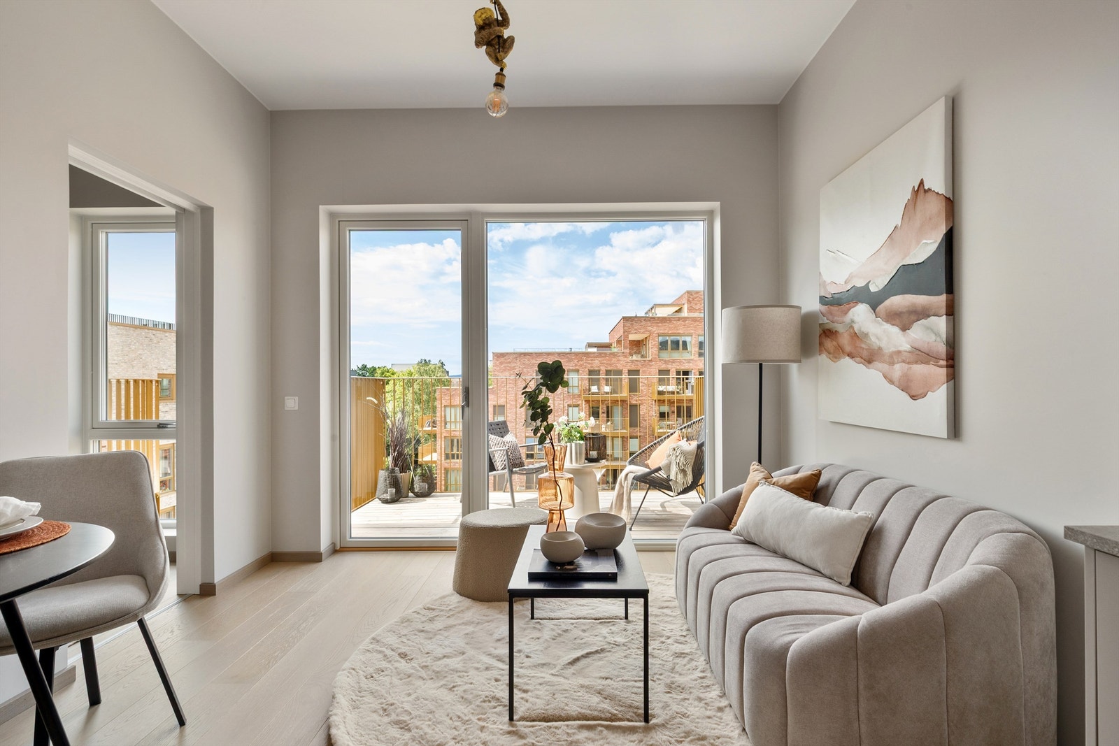 Med de store vinduene kan man også nyte utsikten fra sofaen, noe som er deilig i de kalde månedene. Gjennom de samme månedene kan man nyte den vannbårne gulvvarmen. Foto: Hanne Bruland Galleribilde