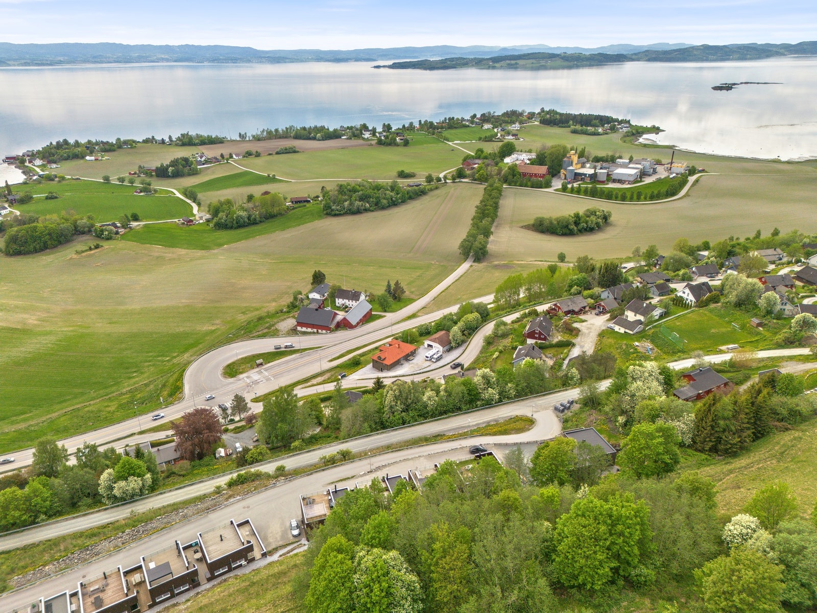 Bergslivegen ligger attraktivt til på Inderøy med sørvendt beliggenhet og flott utsikt over fjorden og det åpne kulturlandskapet. Galleribilde