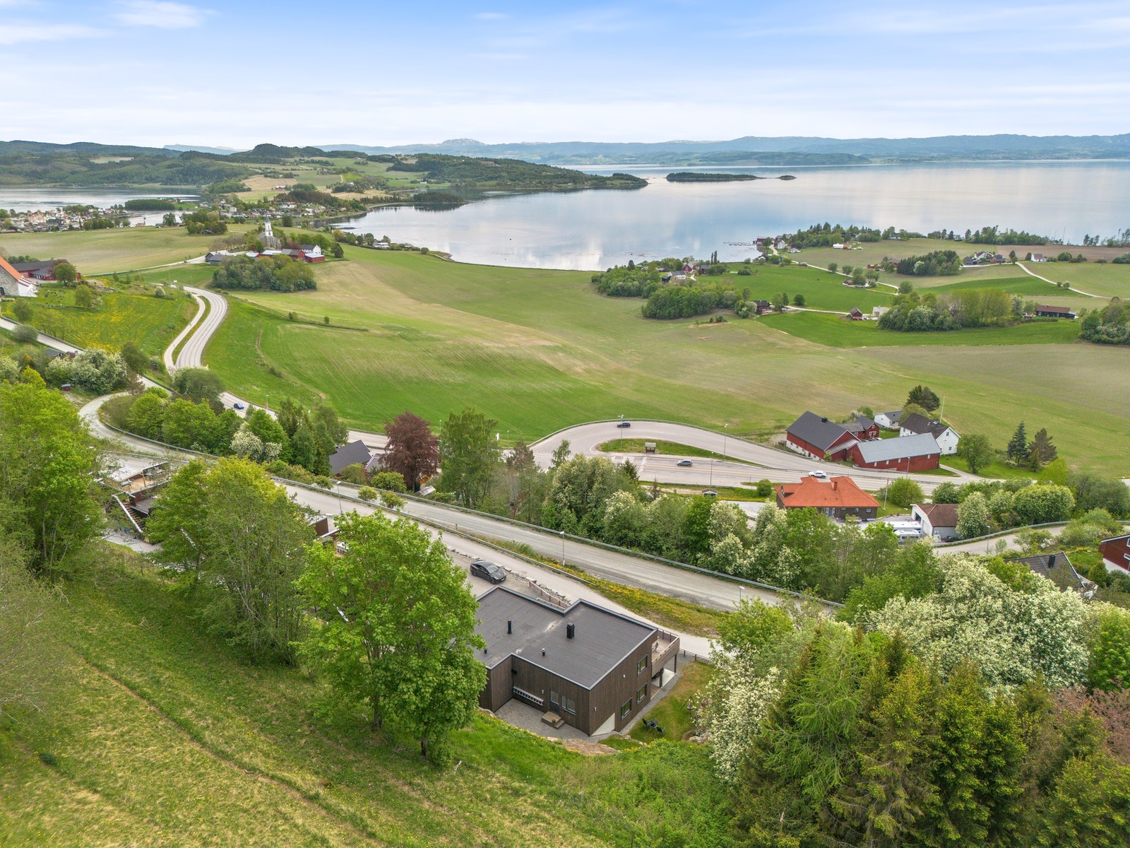 Kort avstand til skole og fine turmuligheter i nærområdet. Galleribilde