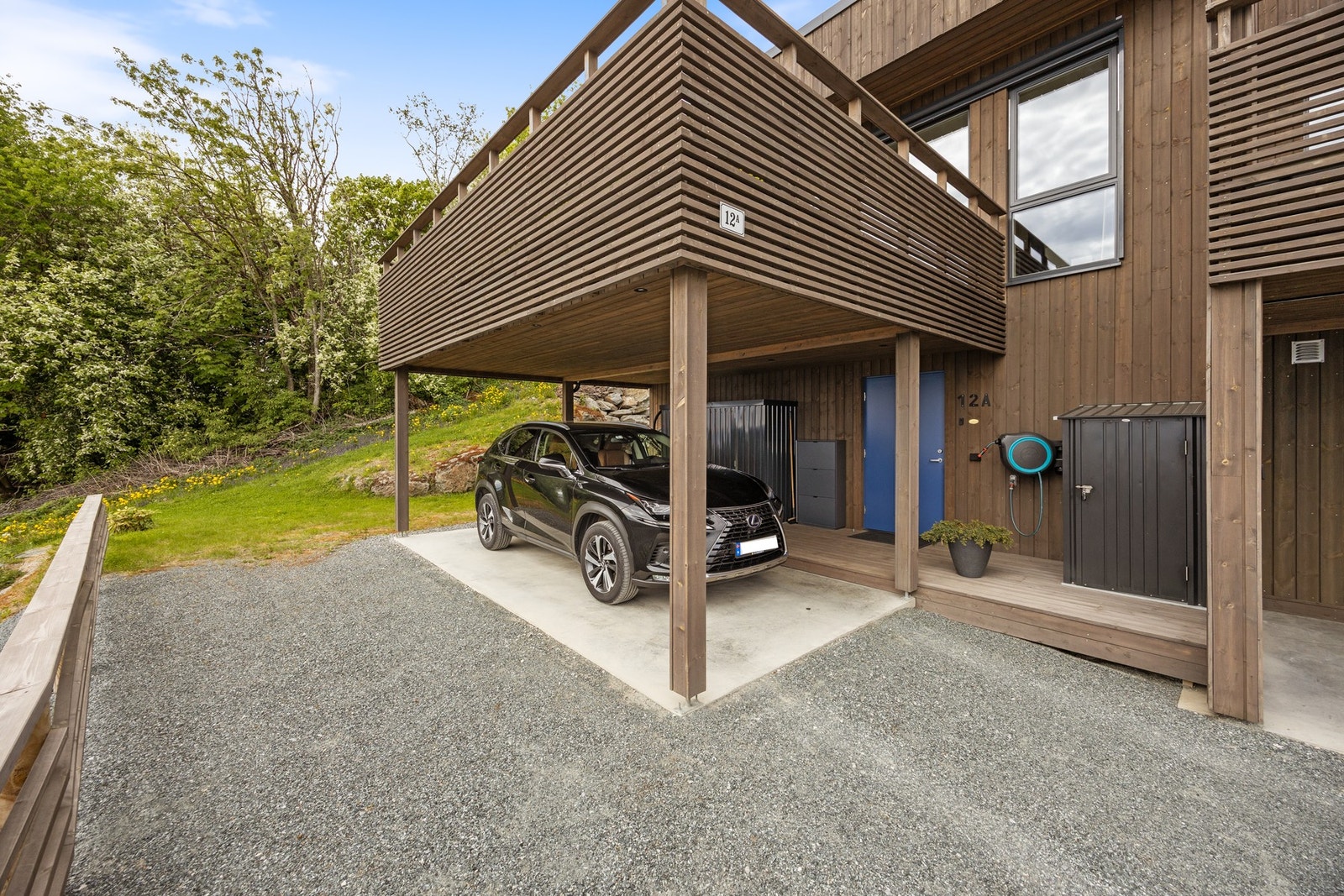 Carport ved inngangspartiet Galleribilde