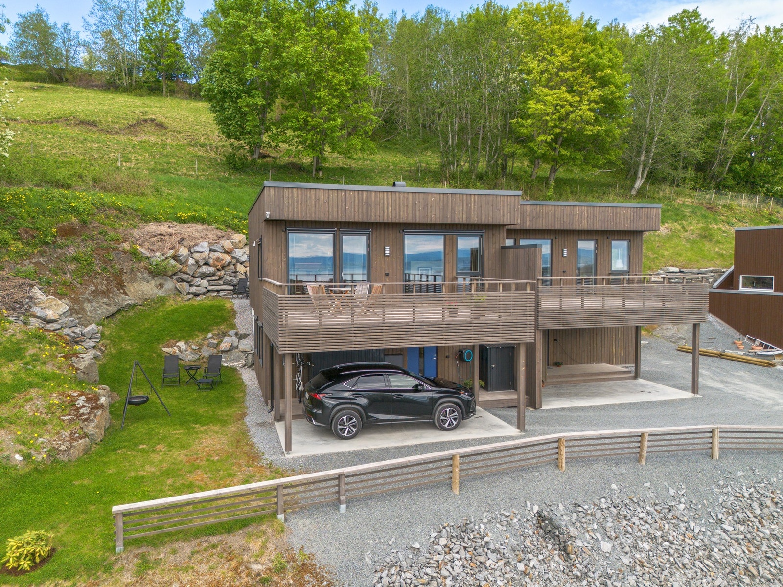 Innholdsrik halvpart med 3 soverom, carport og vid sjøutsikt! Galleribilde