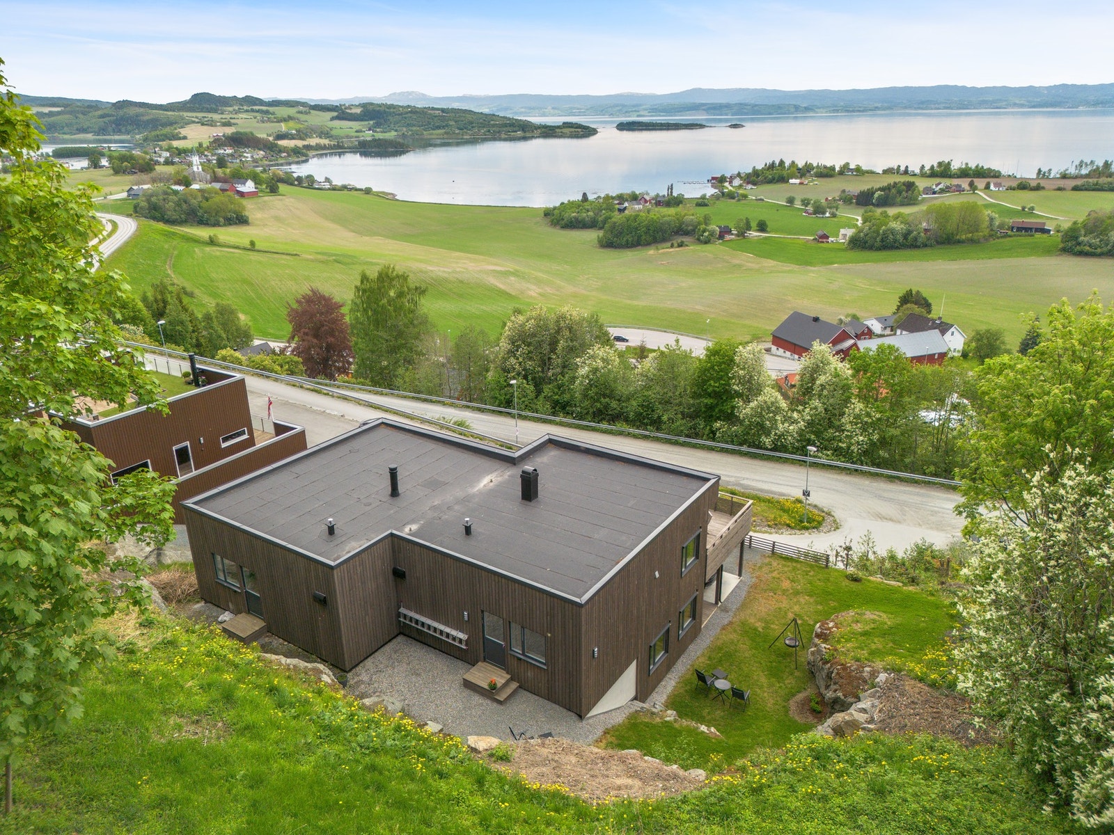 Høy beliggenhet med panorama over fjorden Galleribilde