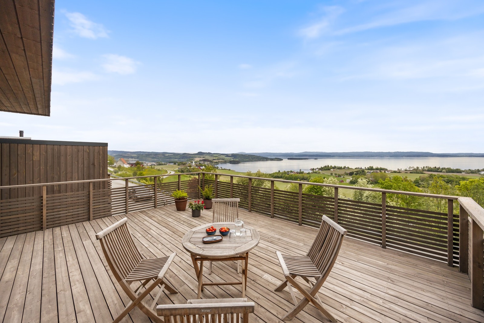Takterrassen måler 29 kvm. Her kan man nyte varme sommerdager og vakker utsikt! Galleribilde
