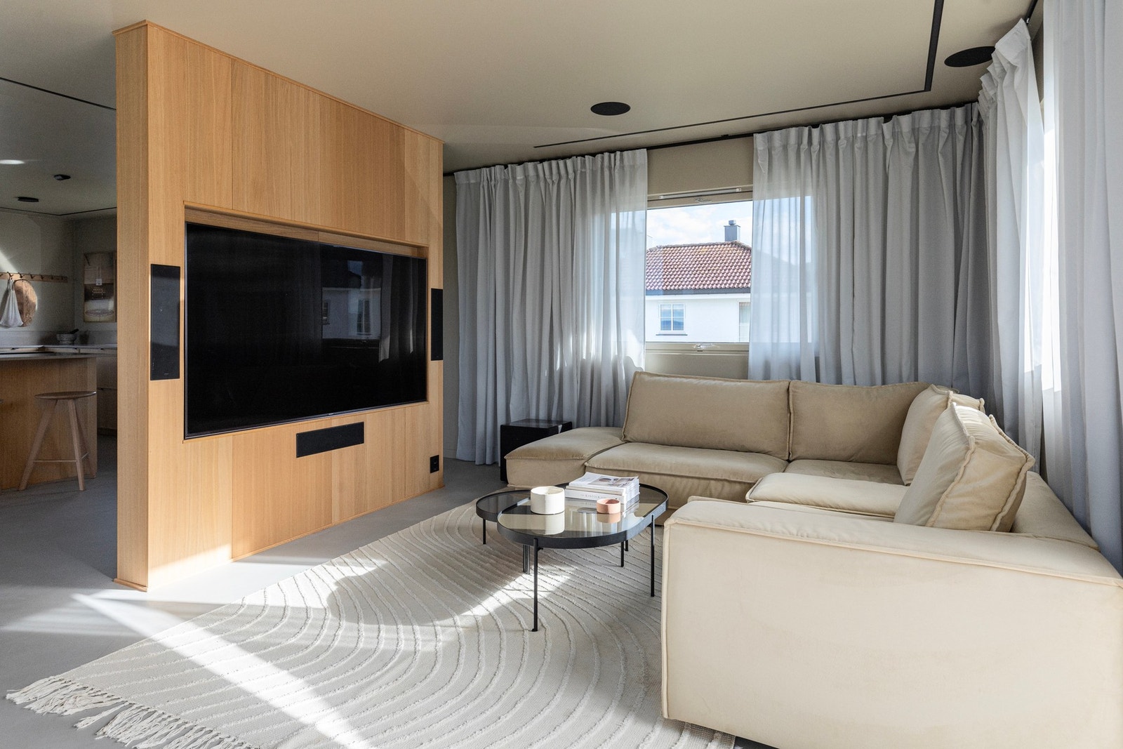 Integrerte høyttalere fra KEF 7.1 Dolby Atmos på stue, samt integrerte høyttalere fra KEF på kjøkken. Innfelte LED-lister i tak går igjen i flere av boligens rom. Galleribilde