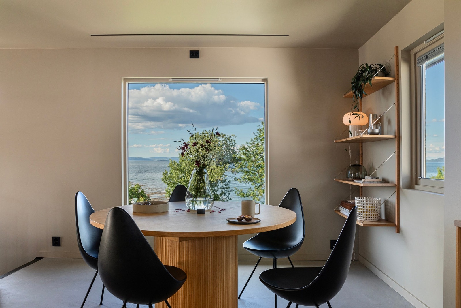 Fra de store vindusflatene nyter man en fantastisk utsikt over Trondheimsfjorden. Galleribilde