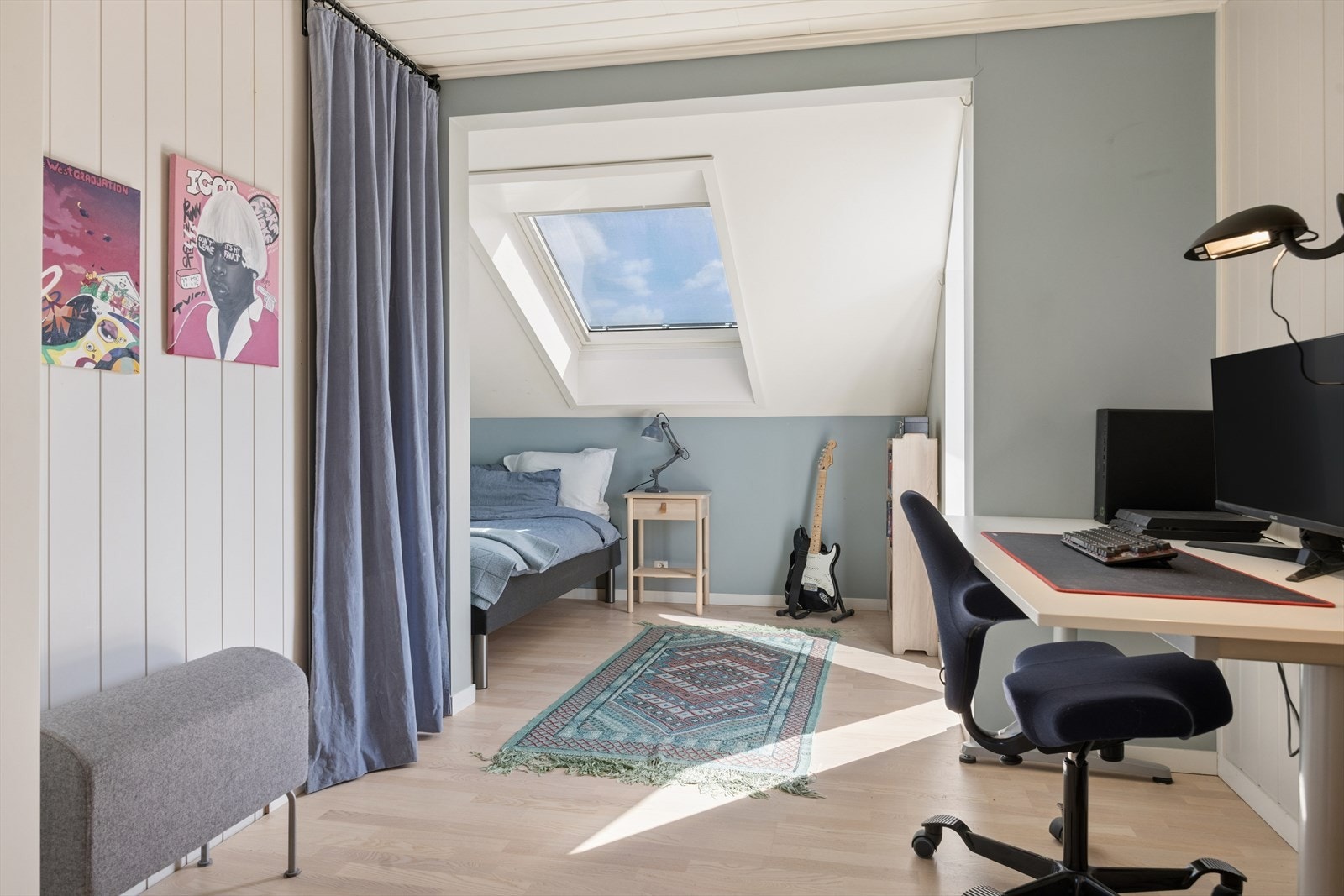 Takvindu gir ekstra lys og en luftig følelse til dette soverommet i andre etasje. Galleribilde