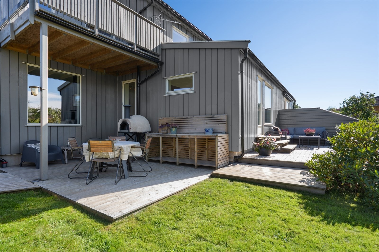 Boligen har et samlet terrasse- og balkongareal på 62 m², fordelt på flere uteplasser. Galleribilde