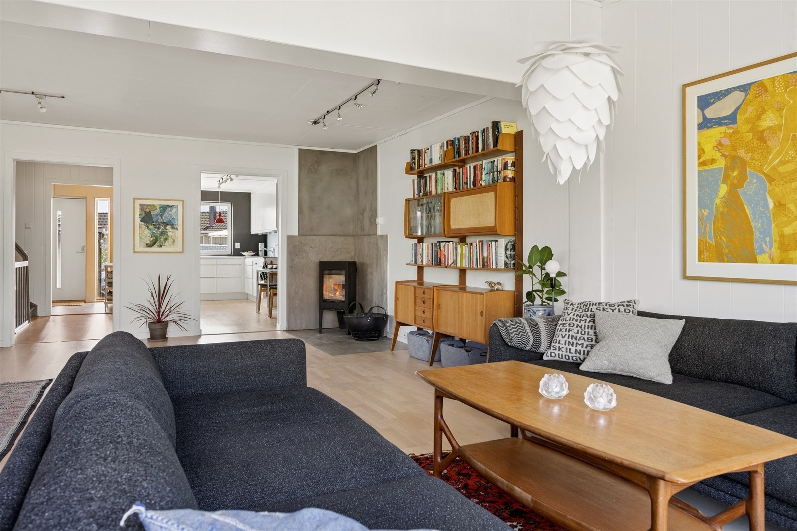 Stuen har god plass til en romslig sofagruppe. Vedovnen gir lun og god varme på kalde dager. Galleribilde