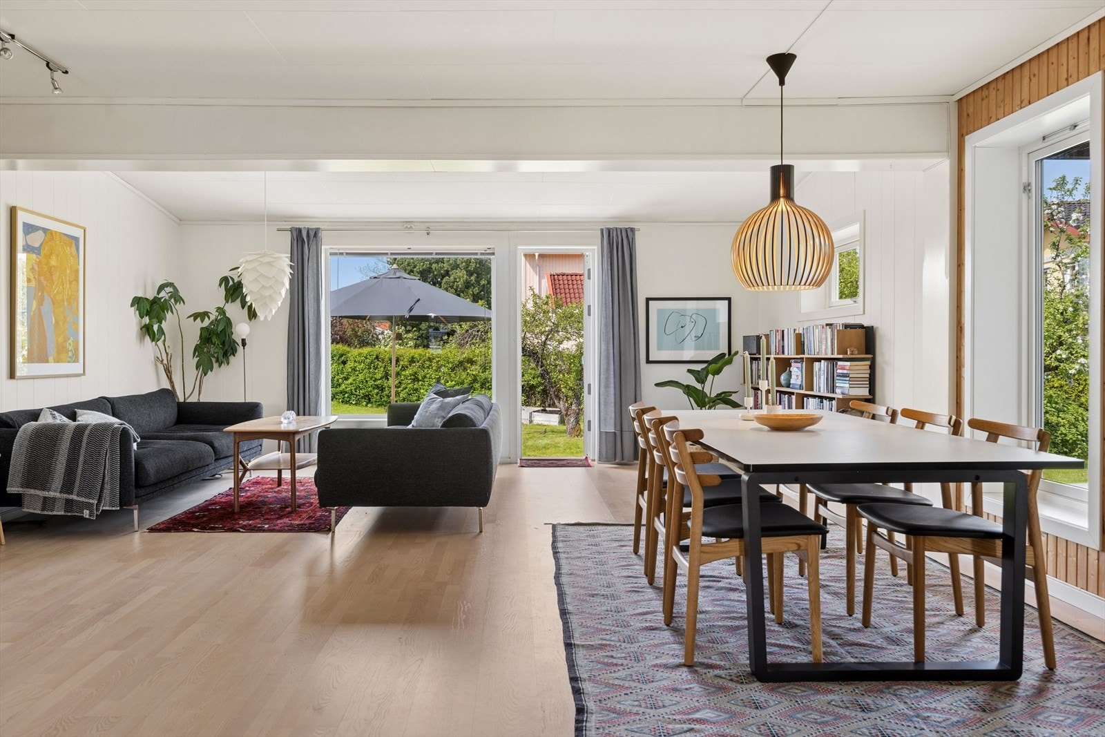 Direkte utgang fra stuen til hagen og de store terrasseområdene som omkranser boligen. Galleribilde