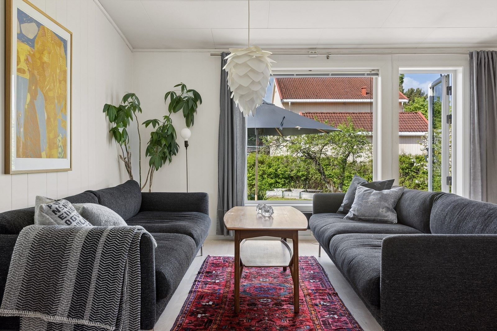 Store vinduer og glassdører gir rikelig med dagslys og en fin kontakt med uteområdet. Galleribilde