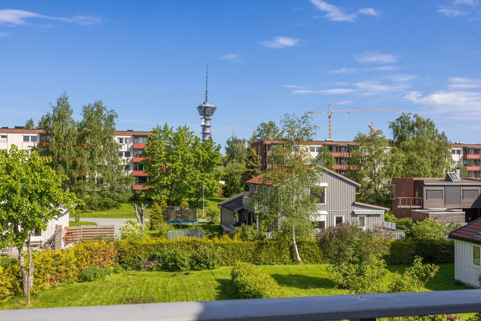 Fra eiendommen er det gangavstand til både Eberg barneskole og Blussuvoll ungdomsskole, begge innen 7 minutter. Galleribilde