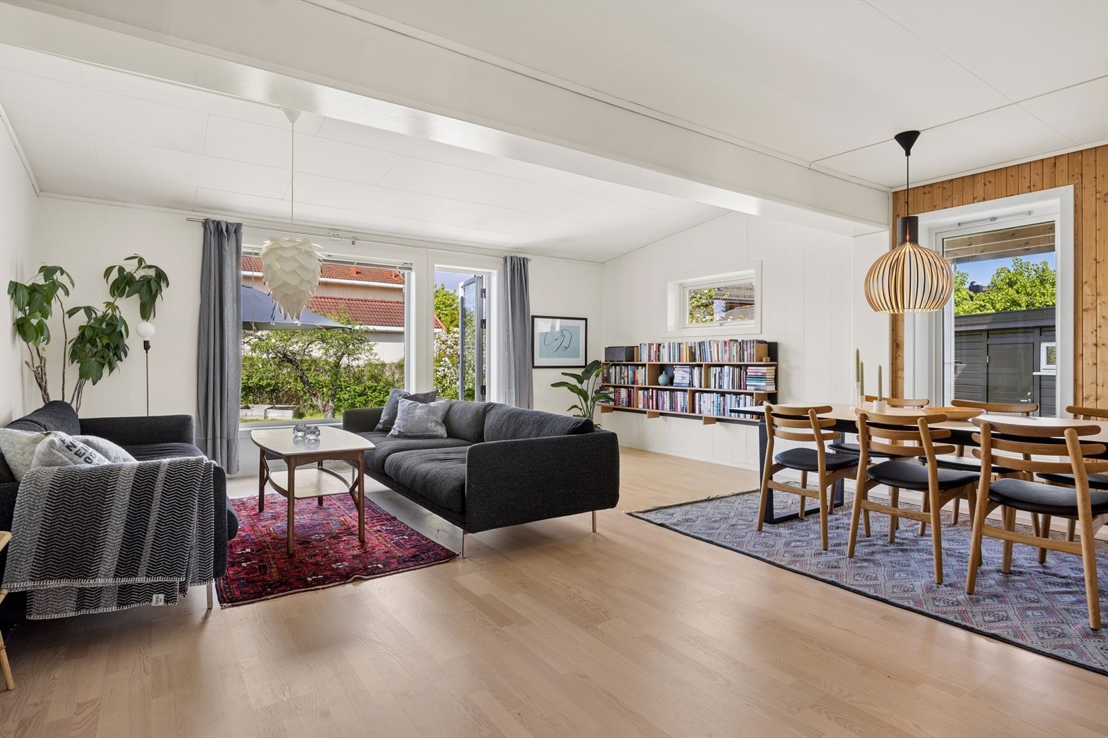 Første etasje har en åpen og sosial planløsning med god plass til både spisebord og sofagruppe. Galleribilde