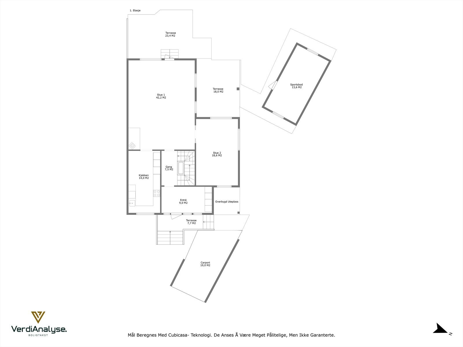 Første etasje er boligens sosiale sone med to stuer, kjøkken, entré og utgang til store terrasseområder, carport og sportsbod. Galleribilde