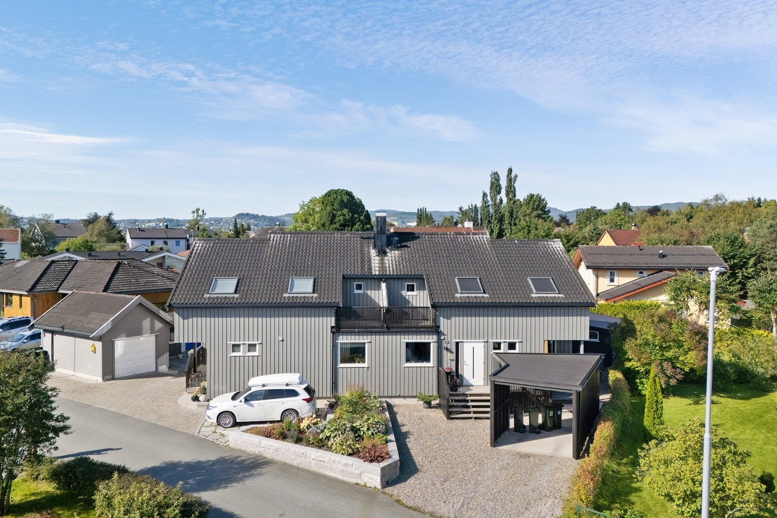 Stor halvpart av tomannsbolig i et ettertraktet og rolig område på Eberg. Eiendommen har carport fra 2014 og en frittstående sportsbod. Galleribilde