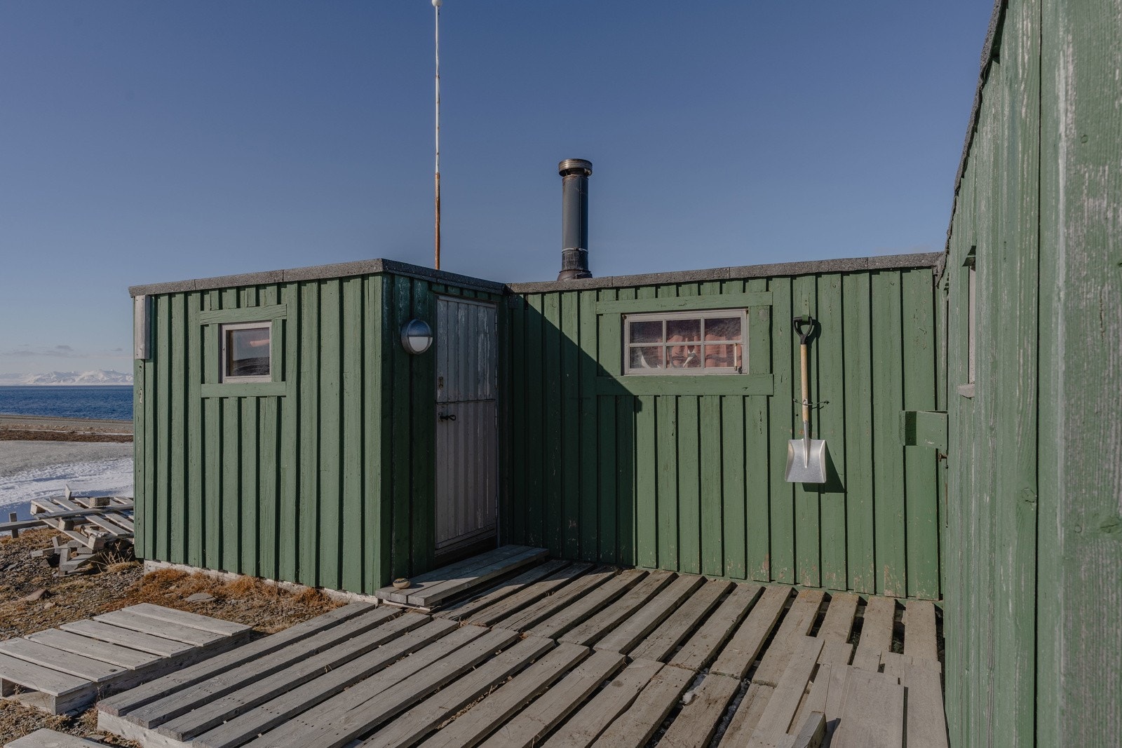 Inngangspartet er på baksiden av hytta hvor det også er en fin plass å nyte solen Galleribilde