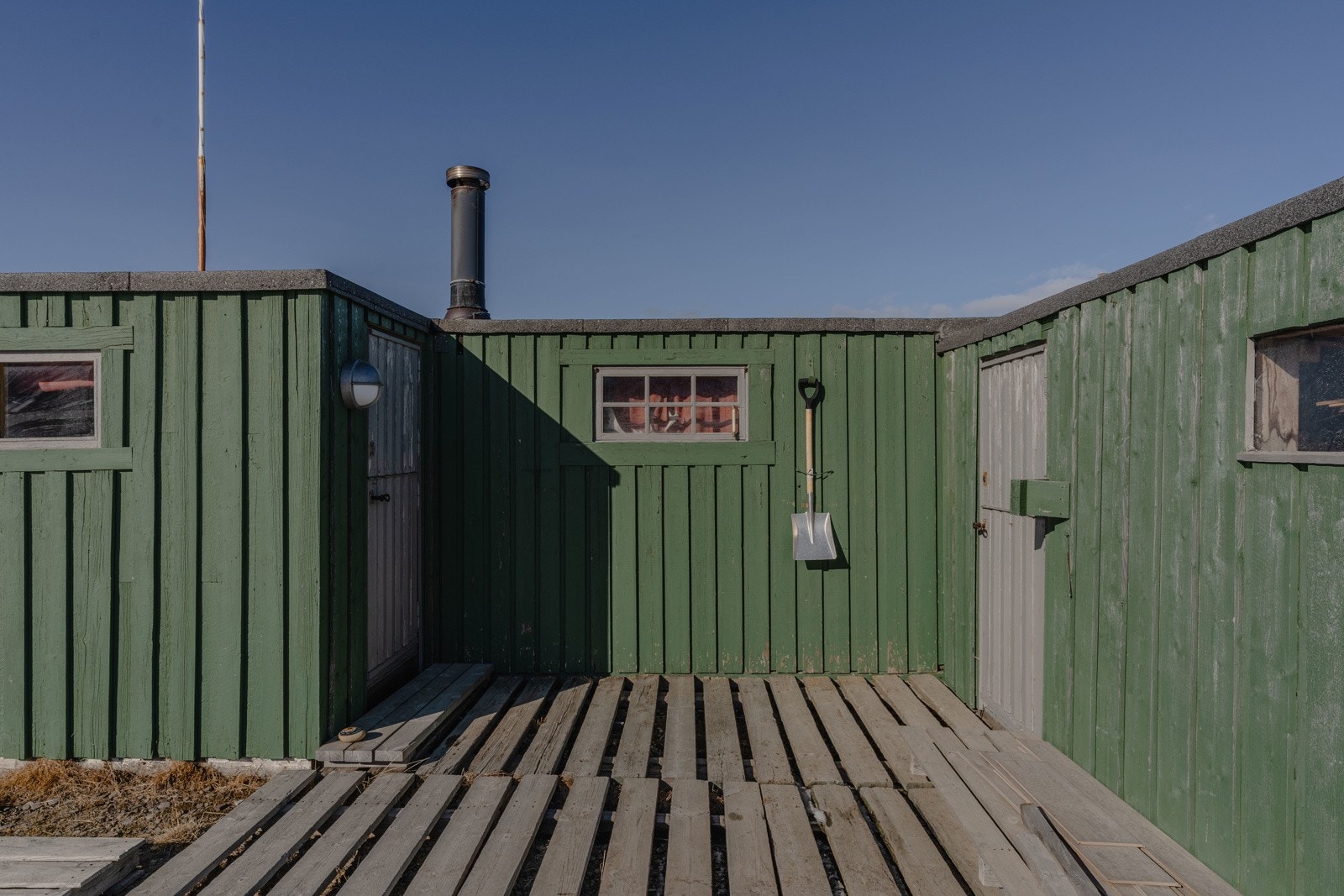 Eiendommen er hesteskoformet og du finner en lun solplass mellom inngangspartiet og utebod Galleribilde