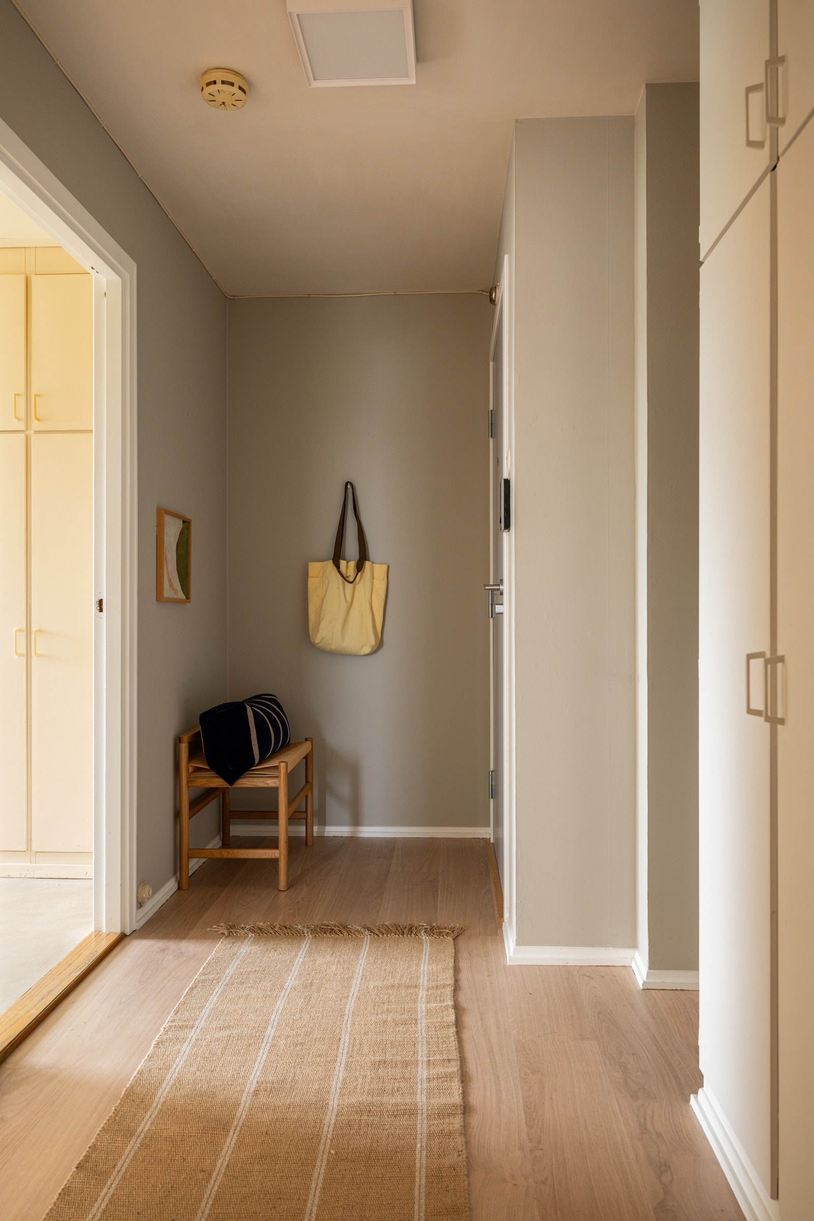 Du tar deg opp til leiligheten i byggets 6. etasje via felles trapperom med heis. Galleribilde