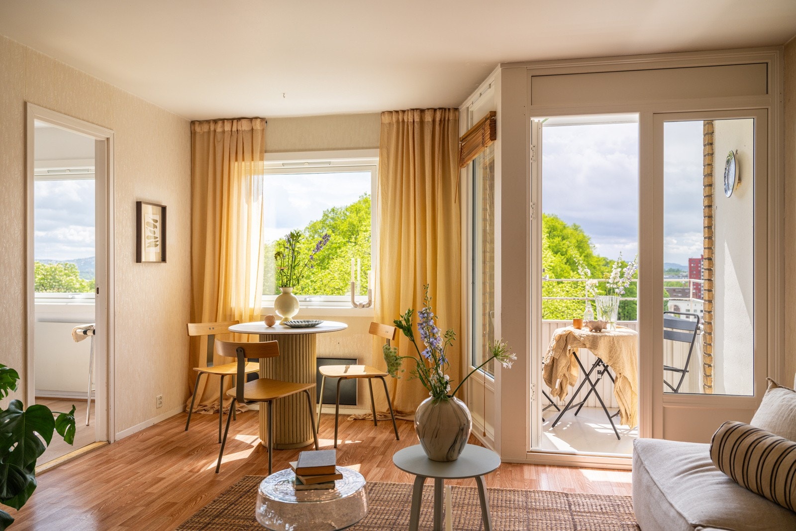 Beliggenheten i byggets 6. etasje med store vinduer mot syd sørger for rikelig med naturlig lys, samtidig som det ikke er innsyn og flott utsikt! Galleribilde