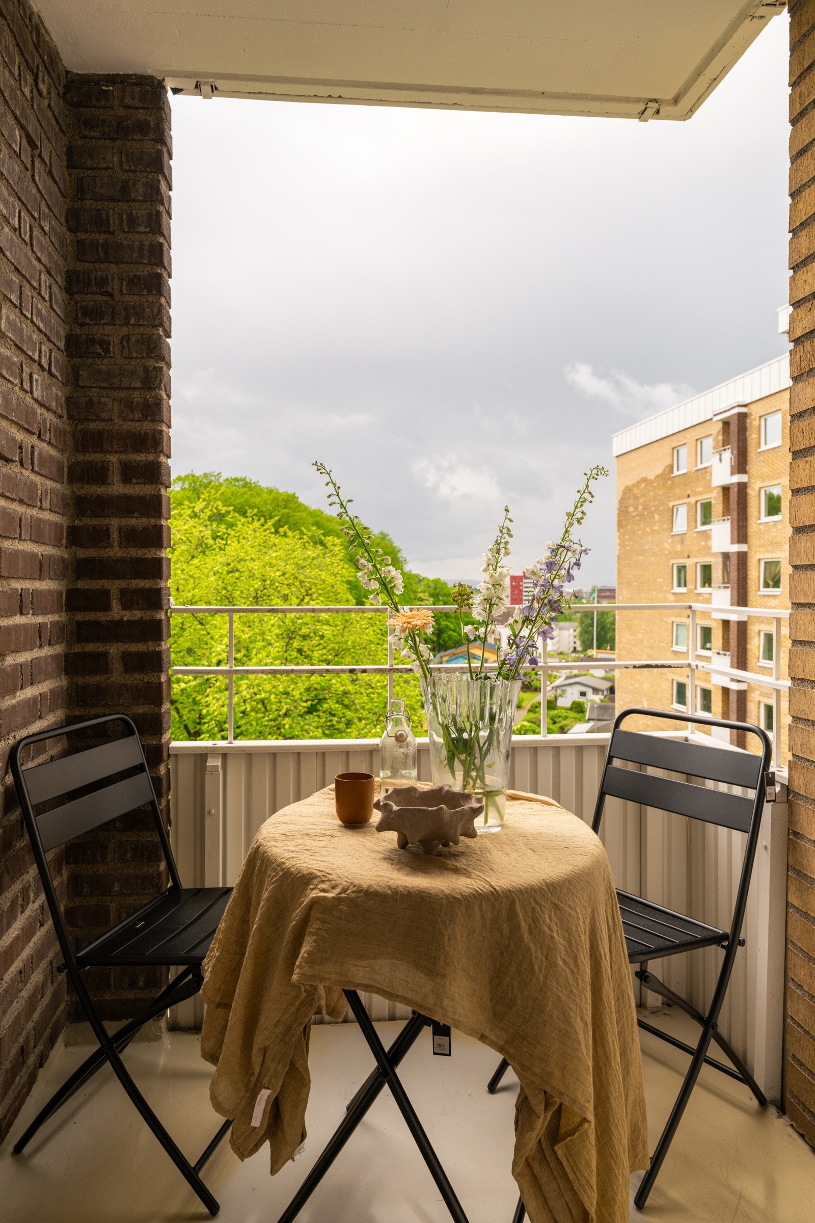 Fra stuen har du utgang til en solrik sydvendt balkong som er fin på varme sommerdager. Galleribilde