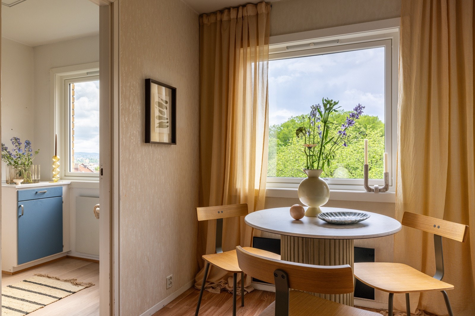 Kjøkkenet ligger i et eget rom i naturlig tilknytning til stuen. Galleribilde